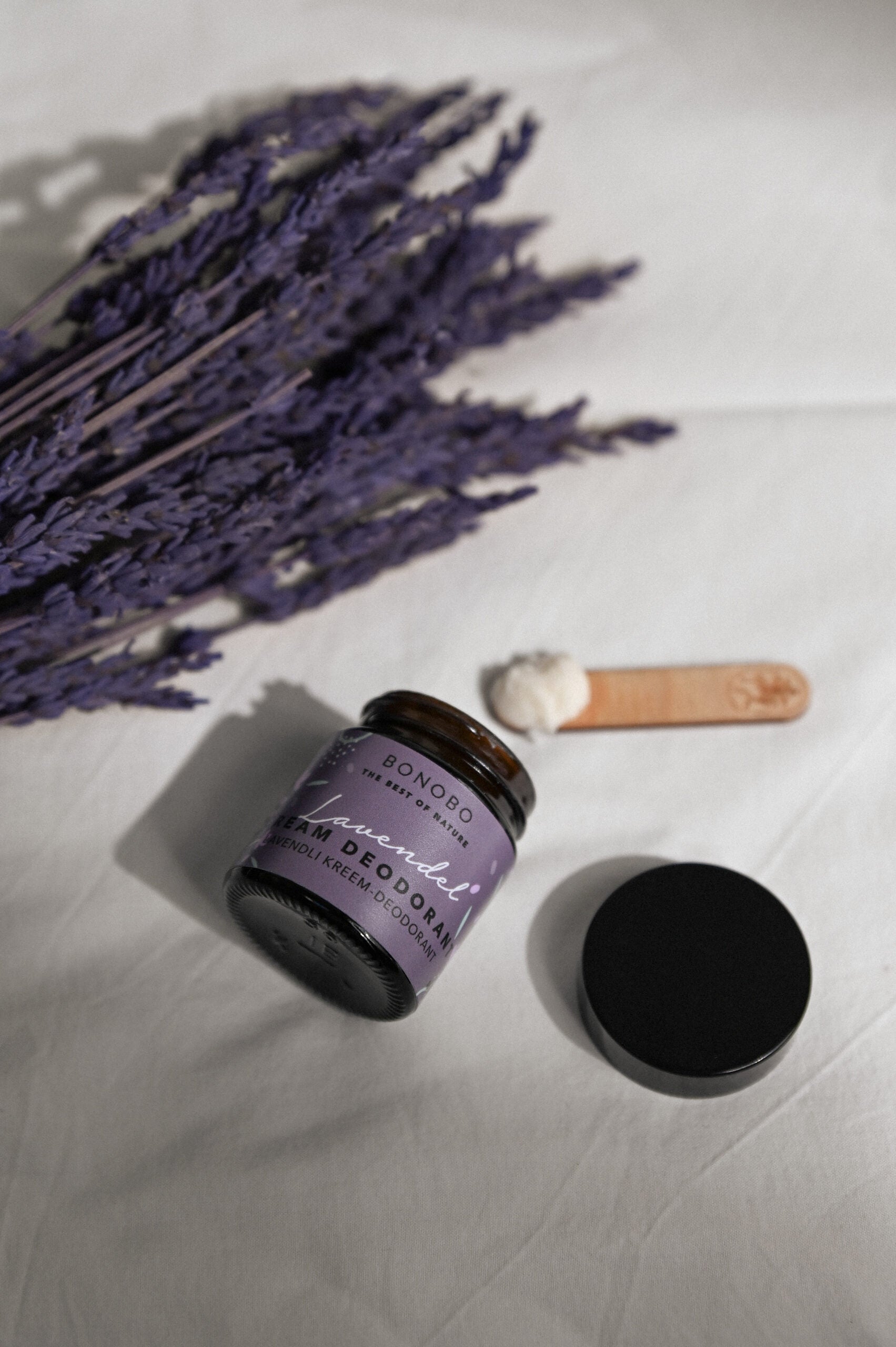 Lavendel Deodorant-Cream — product texture and application