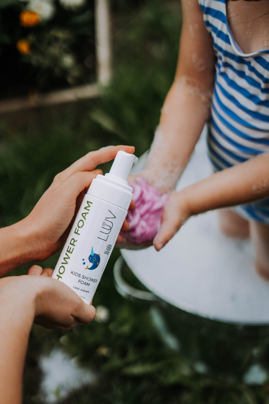 Kid's Shower Foam Pear COSMOS — product texture and application