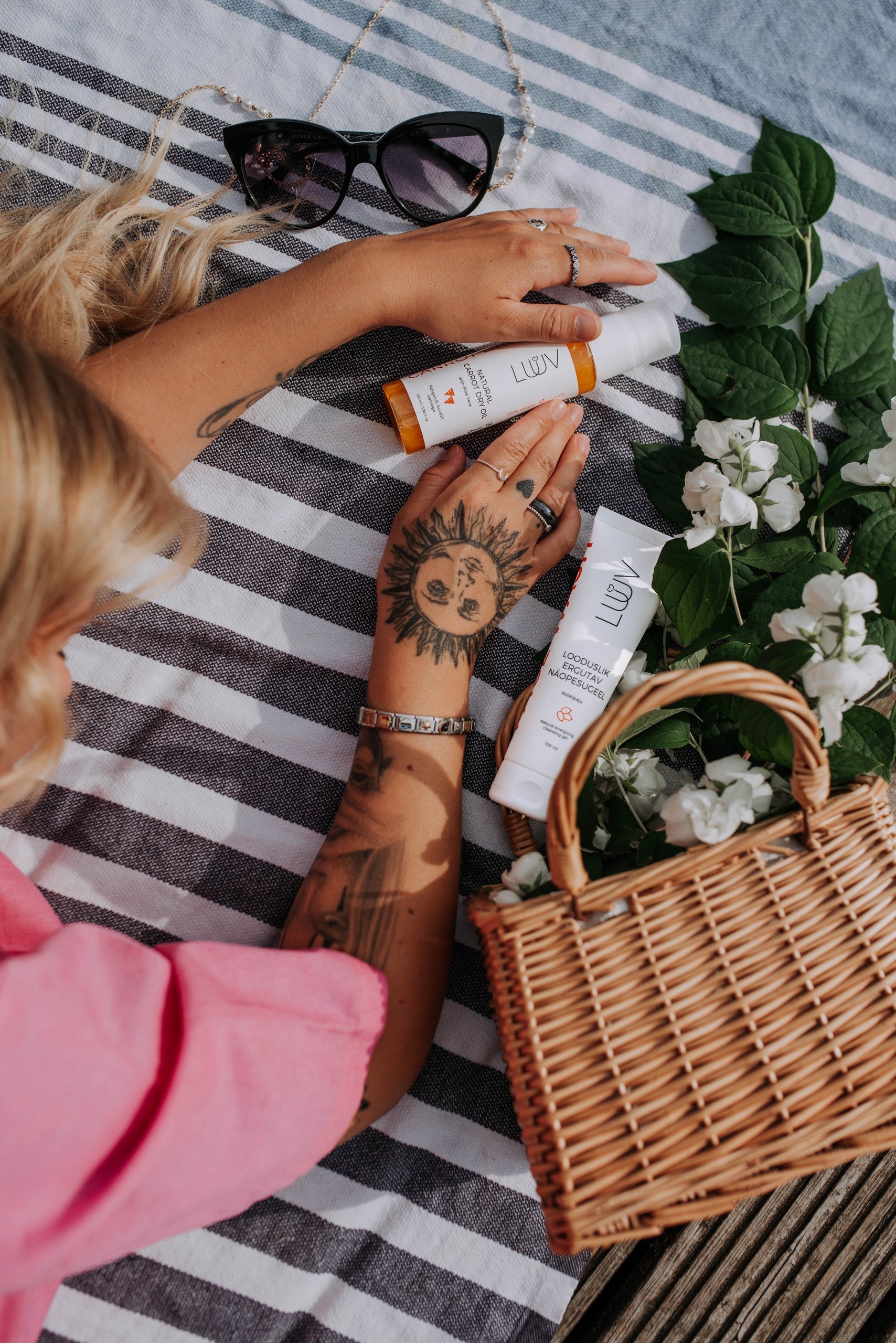 Natural Carrot Dry Oil With Aloe Vera — product texture and application